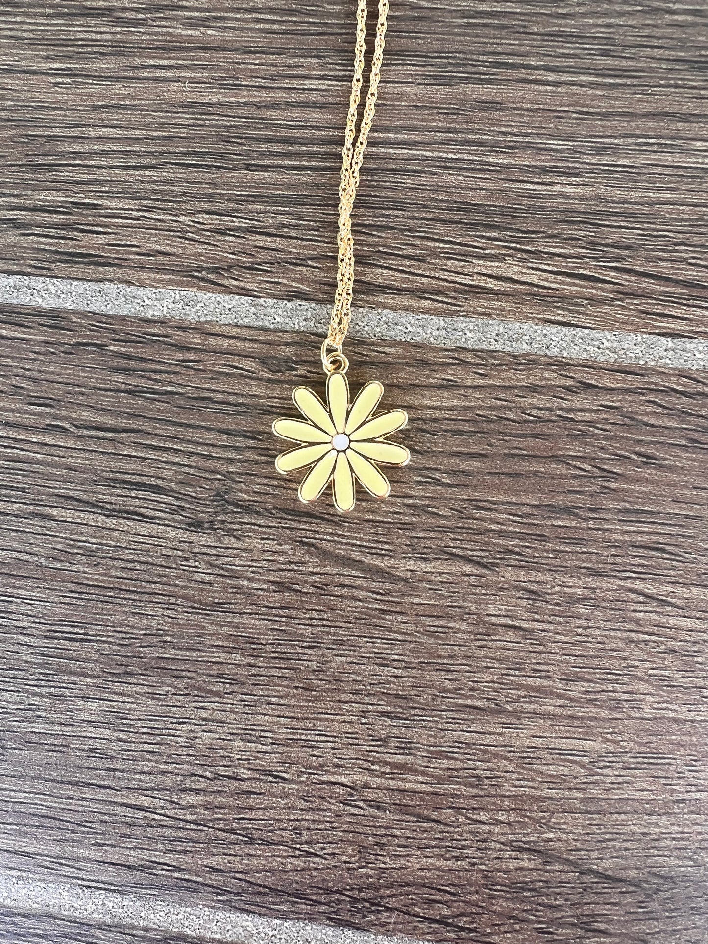 Reversible daisy necklace